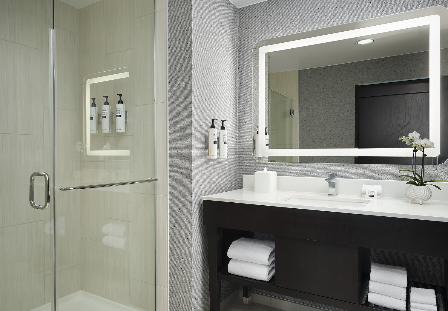 Homewood rm 656 one bedroom king bath.JPG