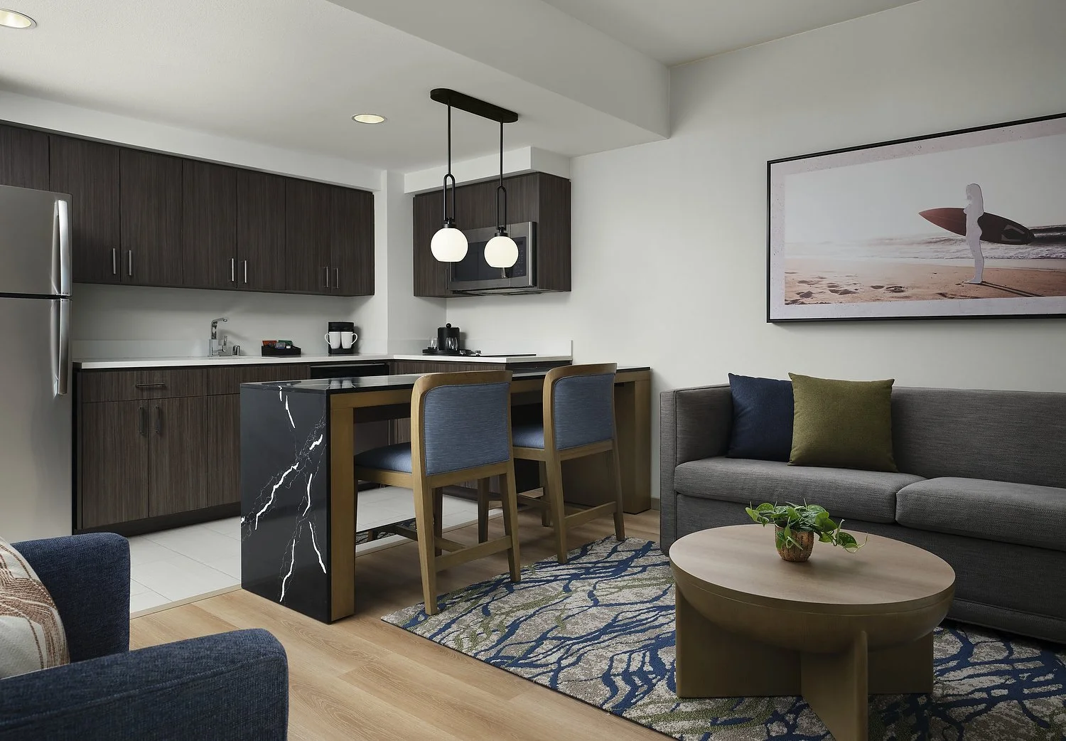 Homewood rm 656 one bedroom king kitchen.JPG