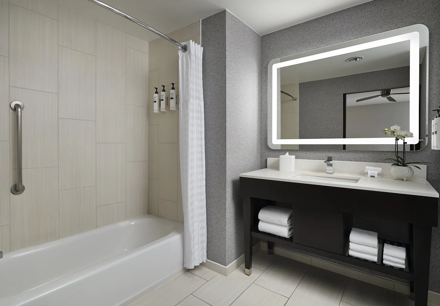 Homewood rm 678 one bedroom two queen bath.JPG