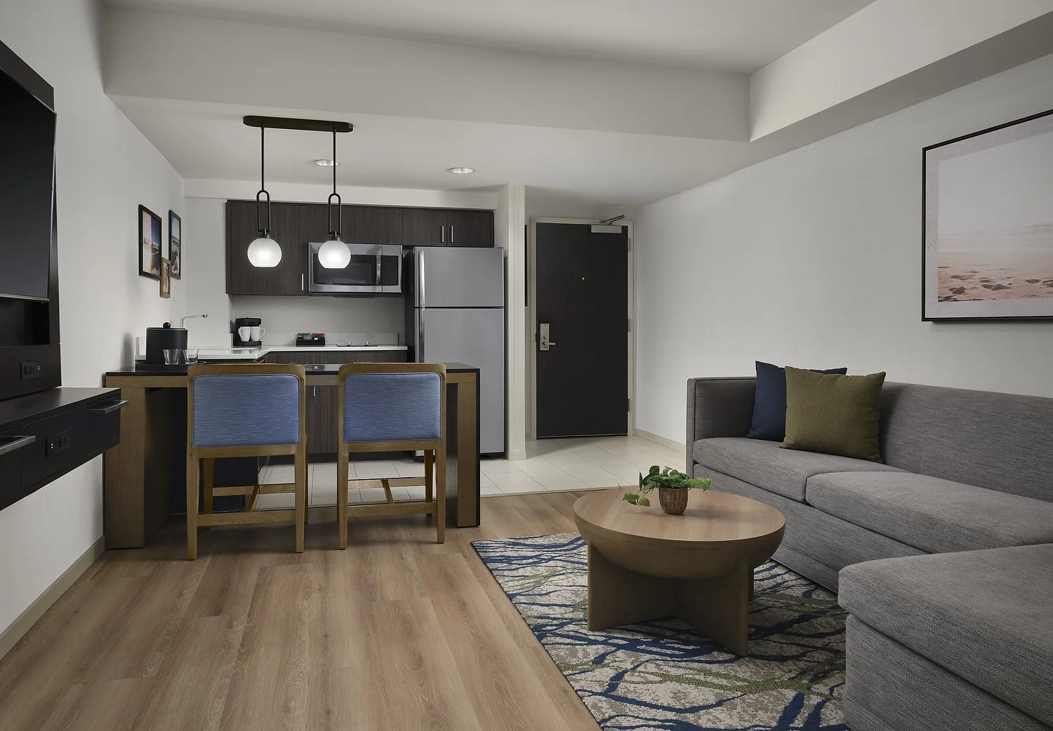 Homewood rm 6101 studio king kitchen living.JPG