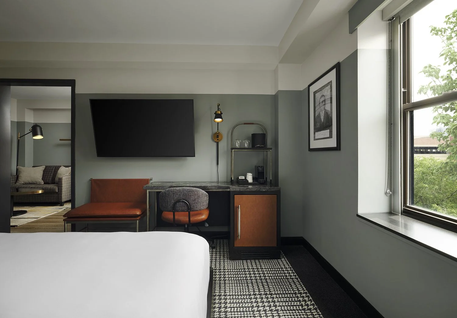 AK_INDWK_rm576_junior_suite.JPG