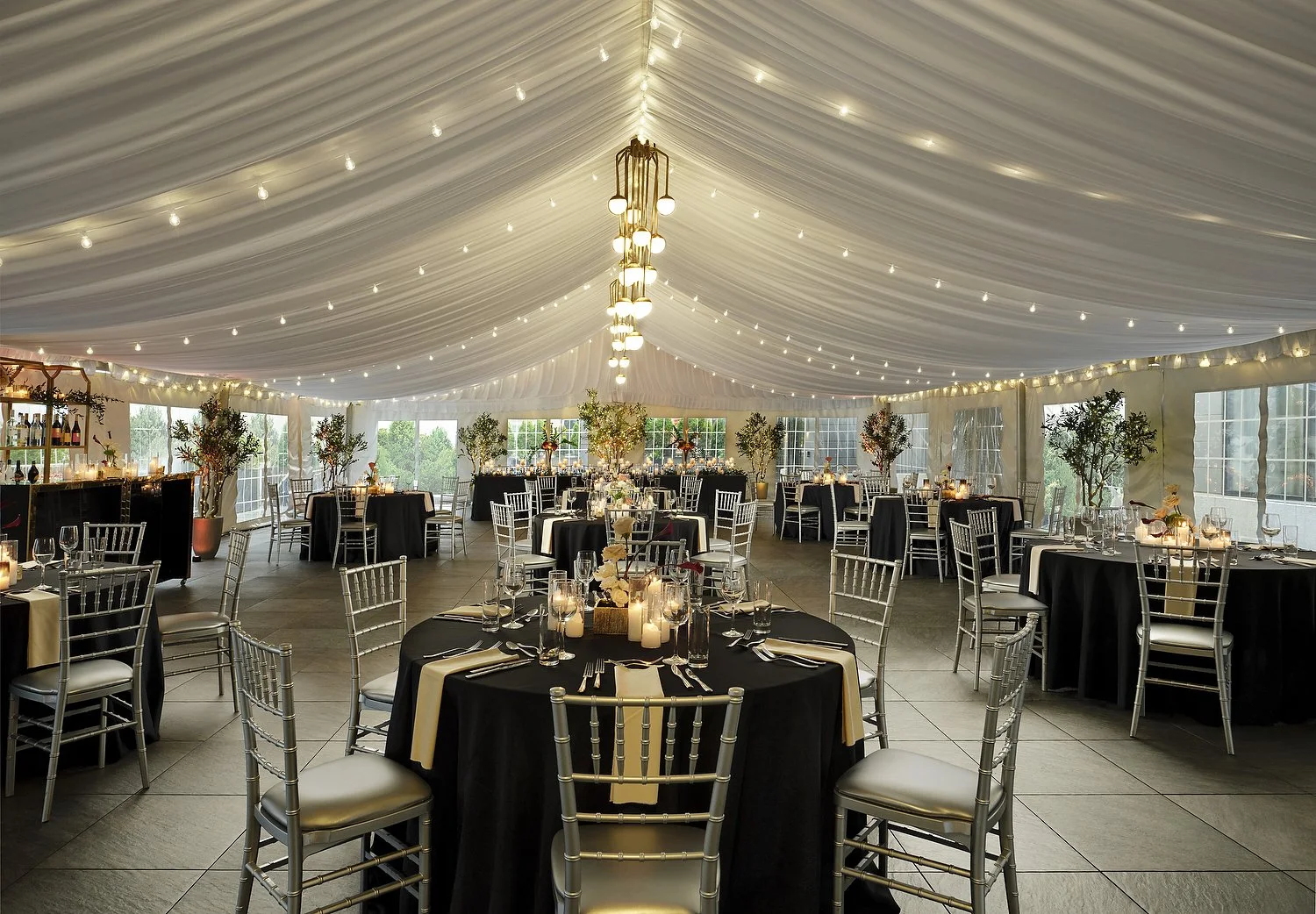 Tent modern lux (silver chairs) 1.JPG
