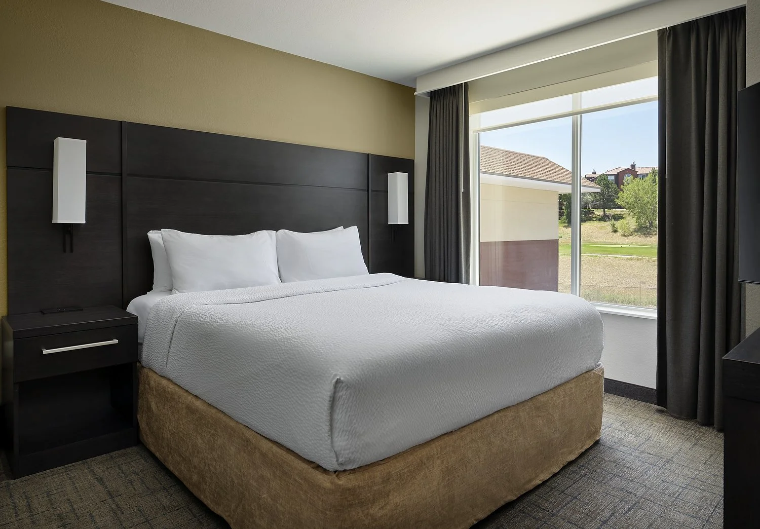 RI_DENOF_rm430_bedroom.JPG
