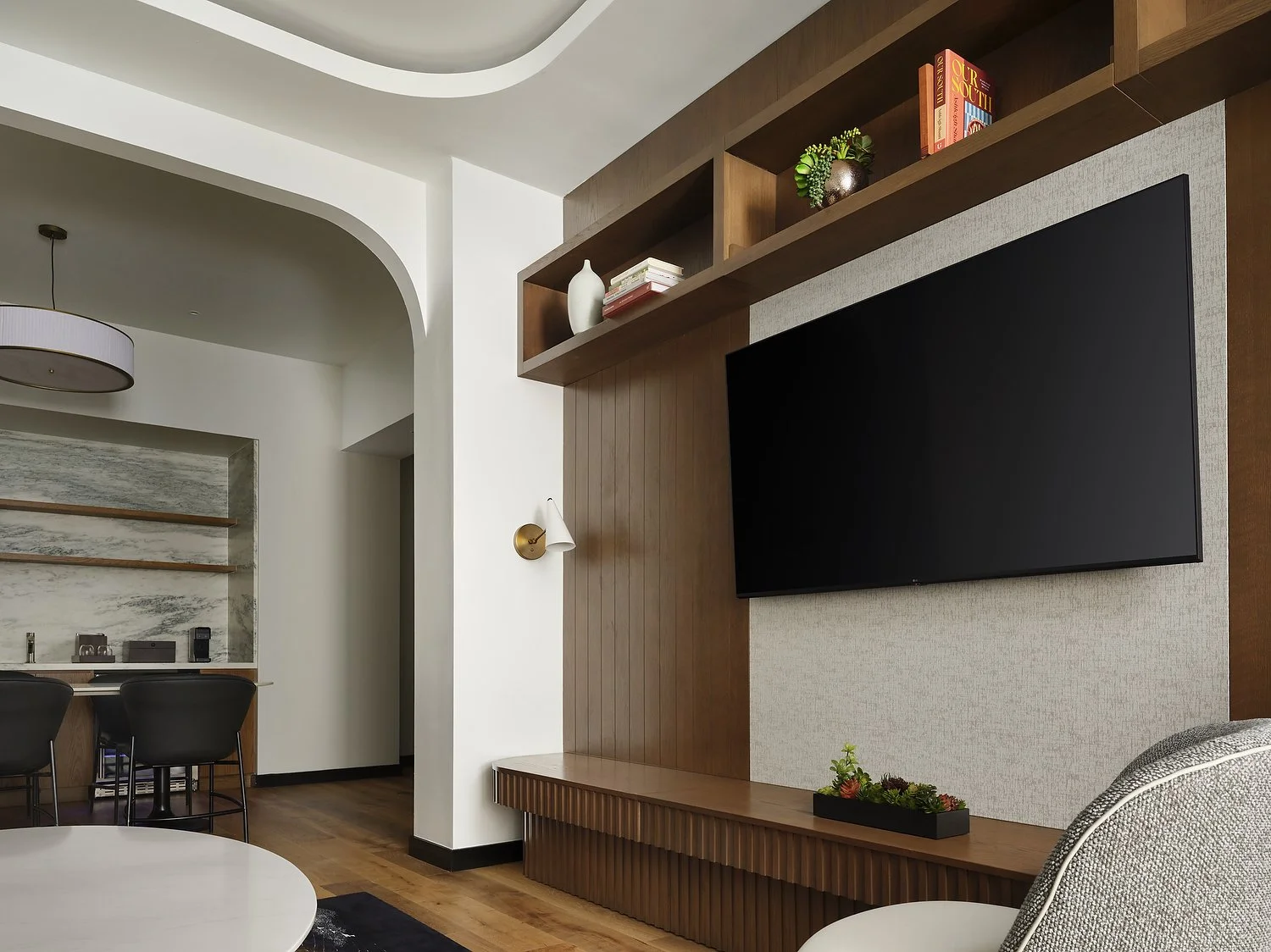 921 ATELIER SUITE DETAIL TV.JPG