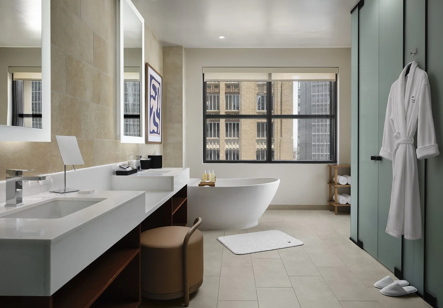 2105 PRESIDENTIAL BATHROOM.JPG