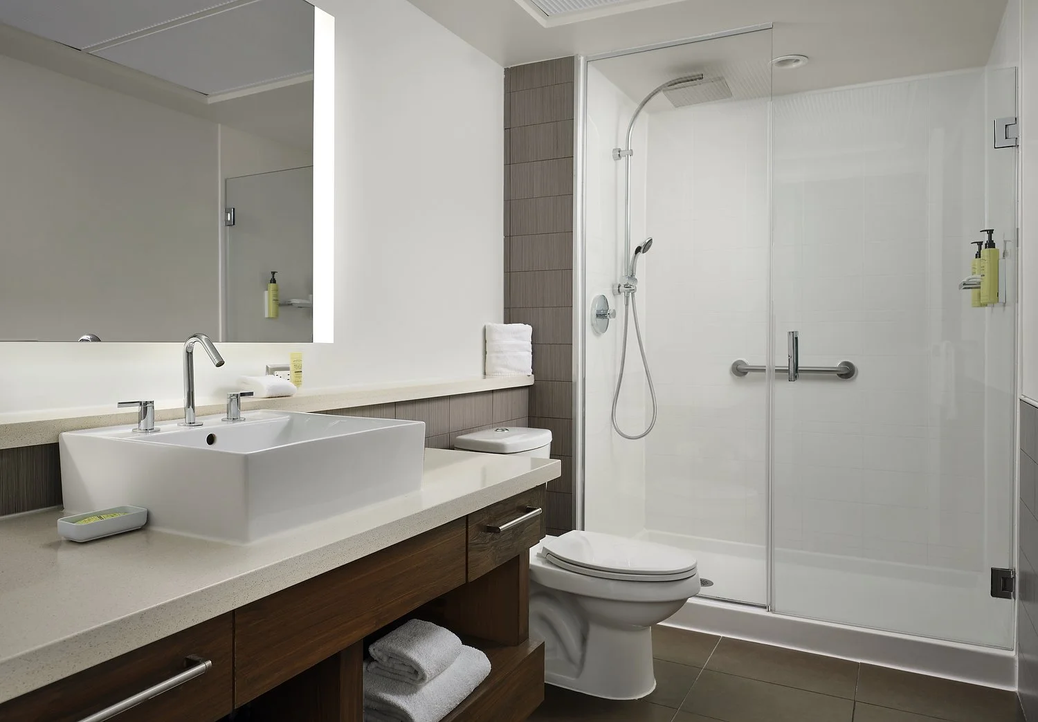 EL_DFWEL_rm407_studio_bathroom.JPG