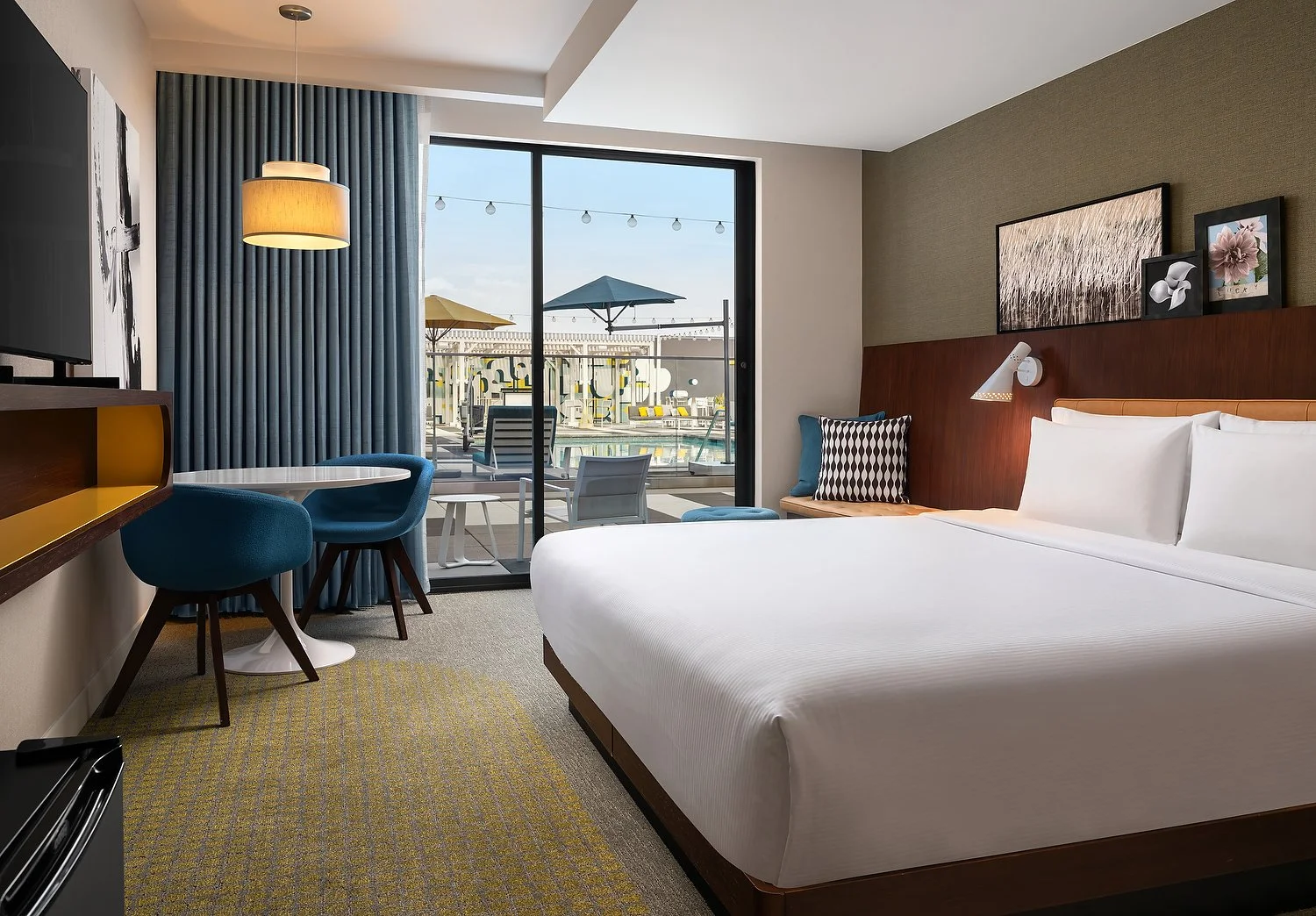 BUENA PARK HILTON - RM 427 - POOLSIDE KING W PATIO.JPG