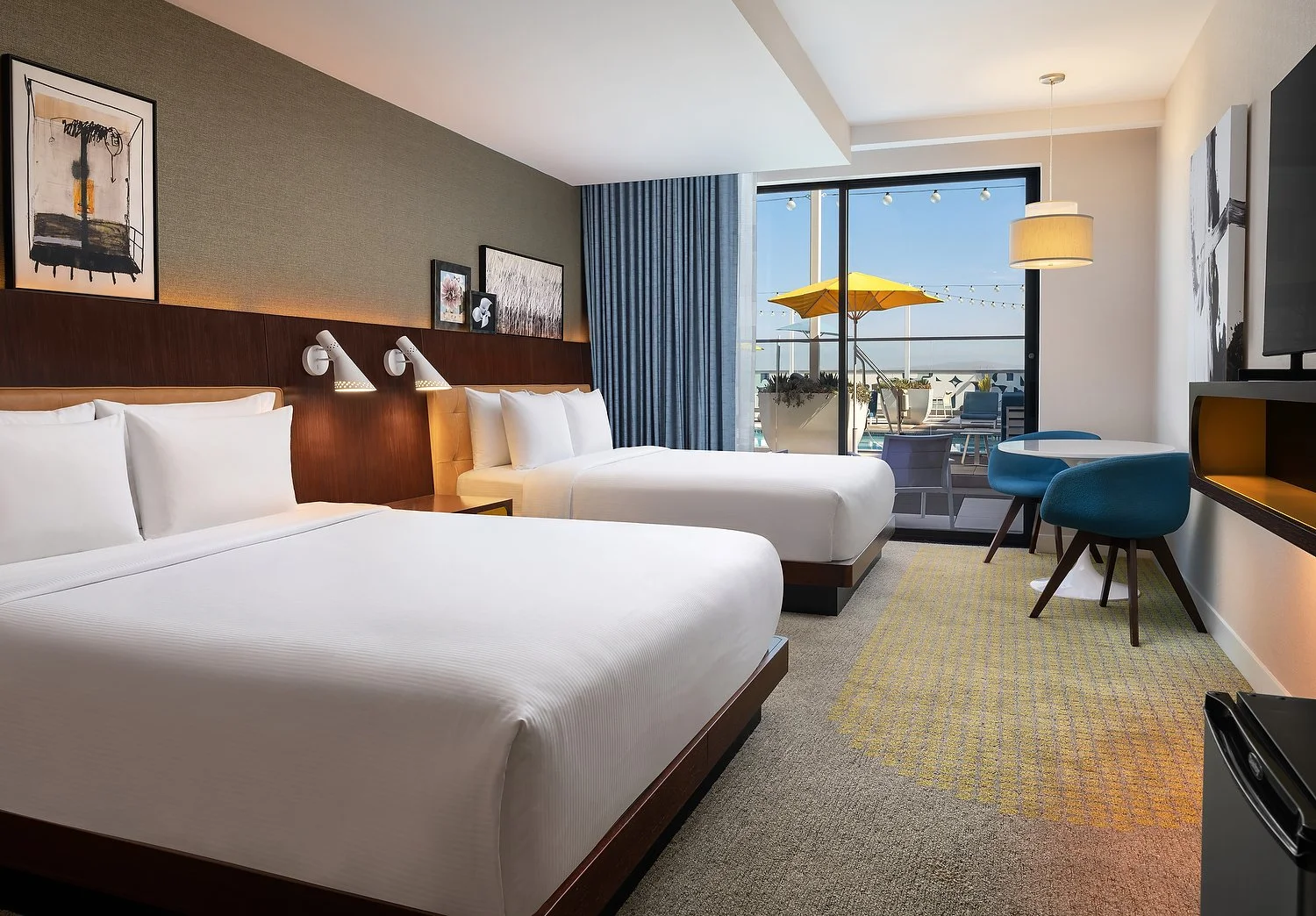 BUENA PARK HILTON - RM 443 - POOLSIDE 2Q W PATIO.JPG