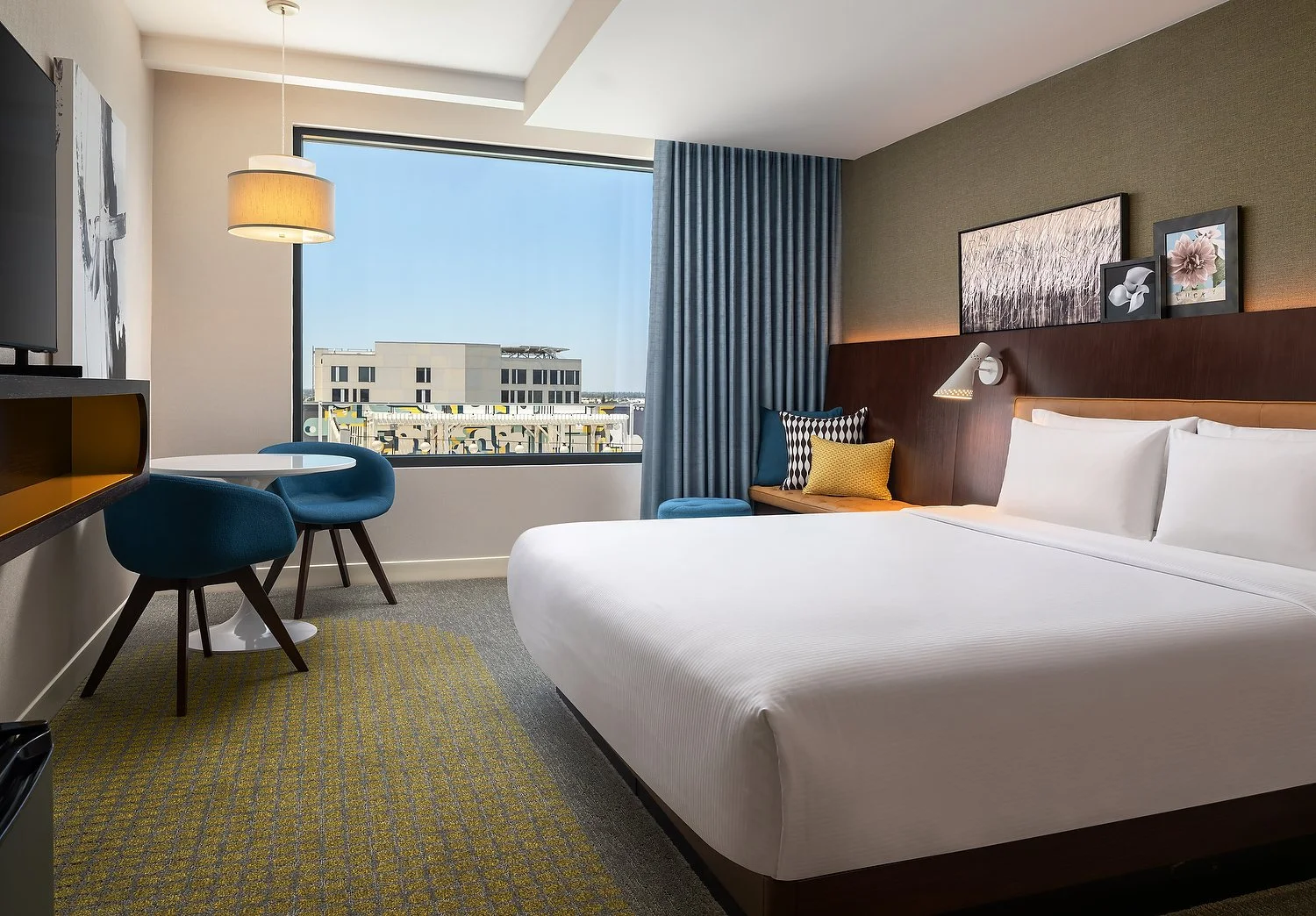 BUENA PARK HILTON - RM 527 - KING POOLVIEW.JPG