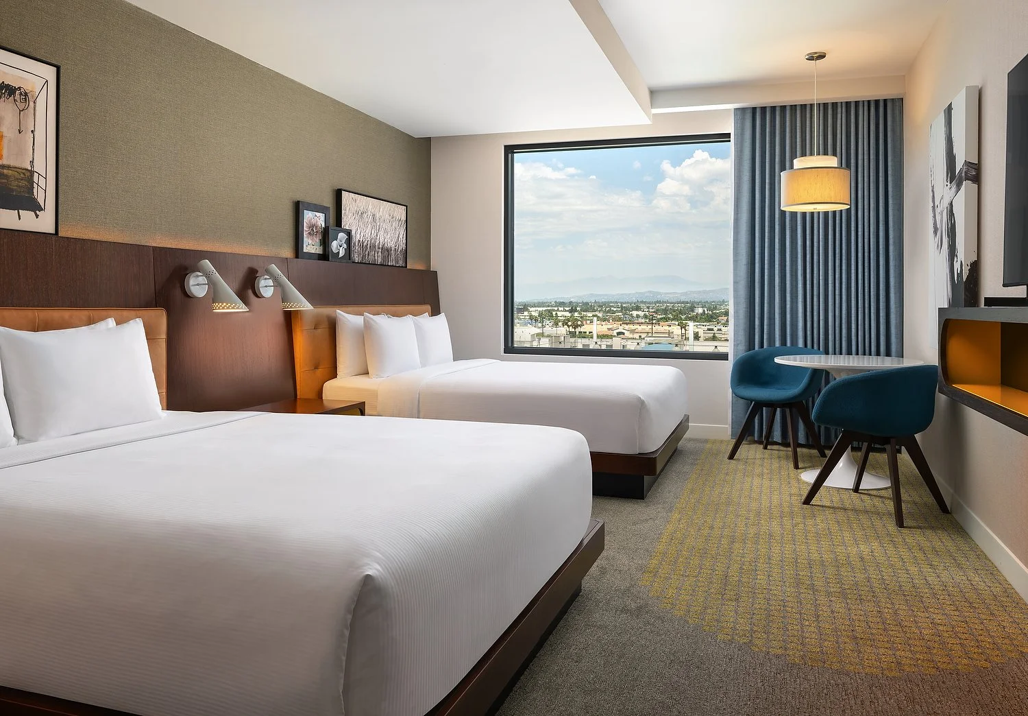BUENA PARK HILTON - RM 543 - 2 QUEEN POOLVIEW.JPG