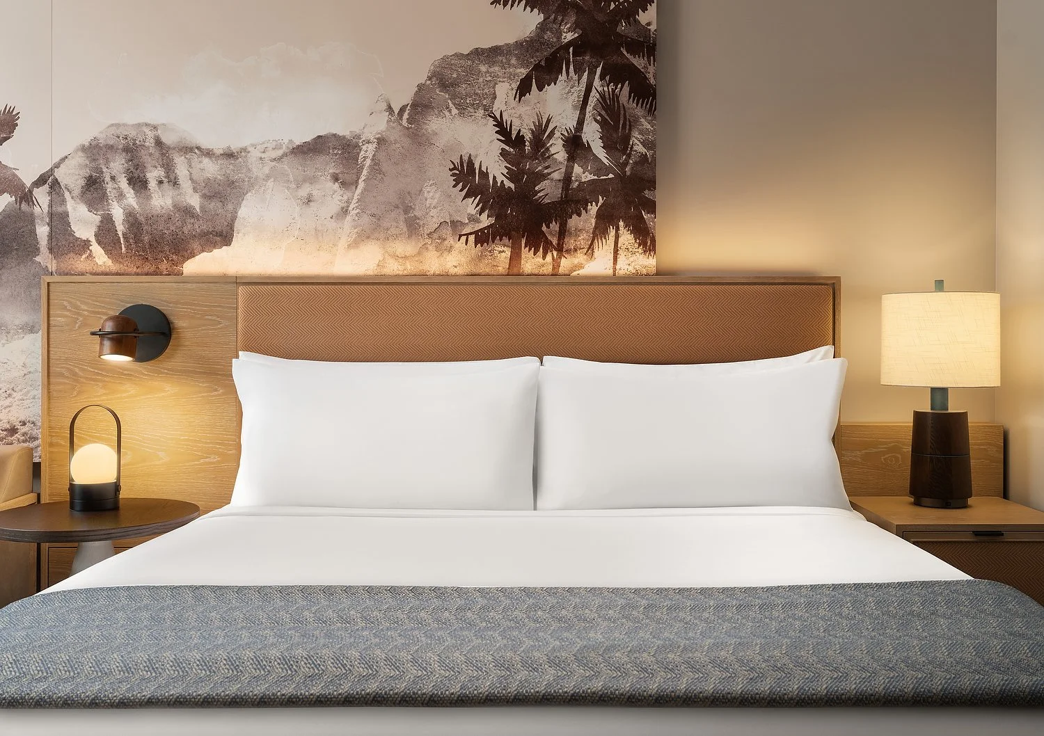 KAUAI HILTON - RM 209 KING HEADBOARD.JPG