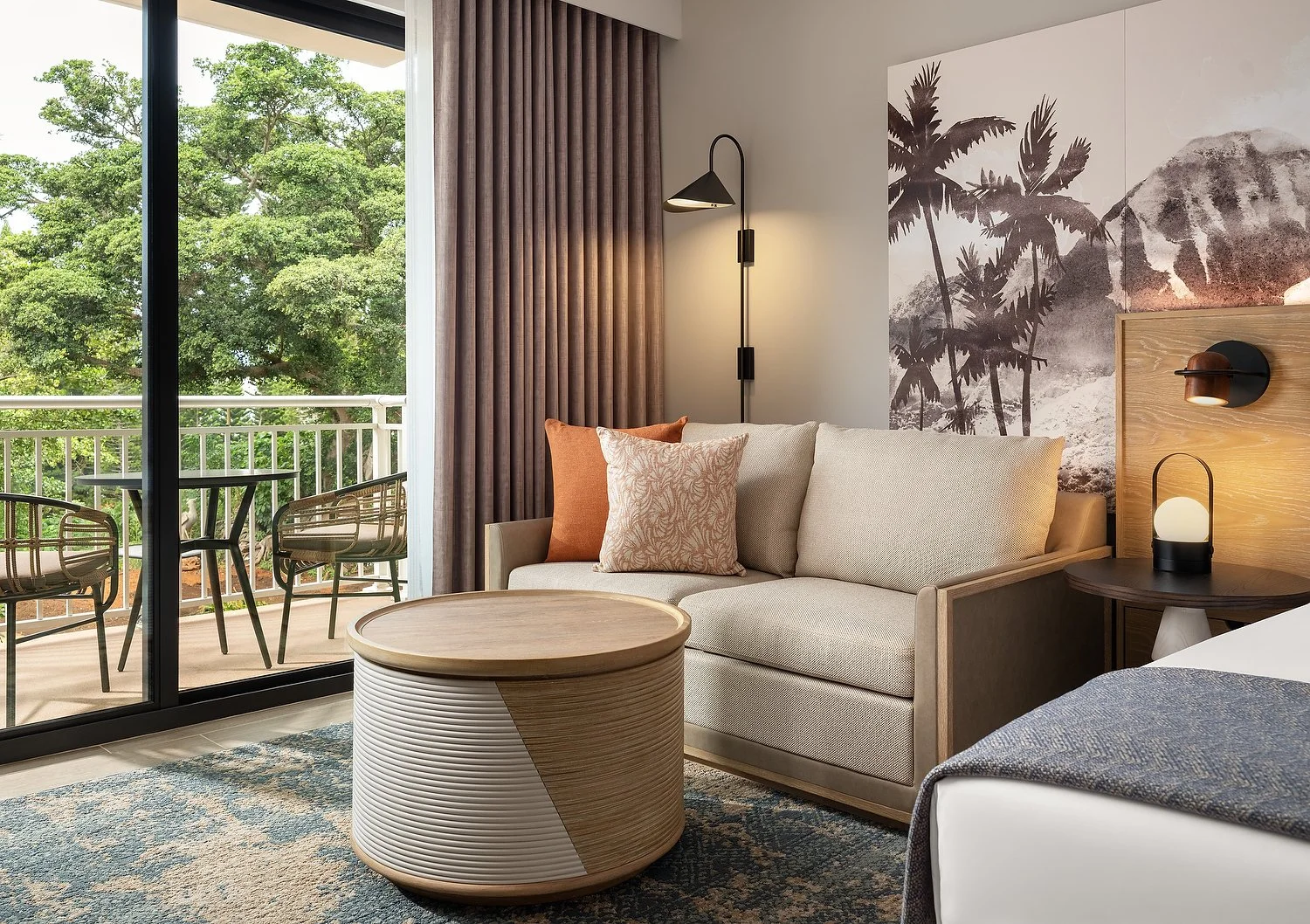 KAUAI HILTON - RM 209 KING SEATING AREA.JPG