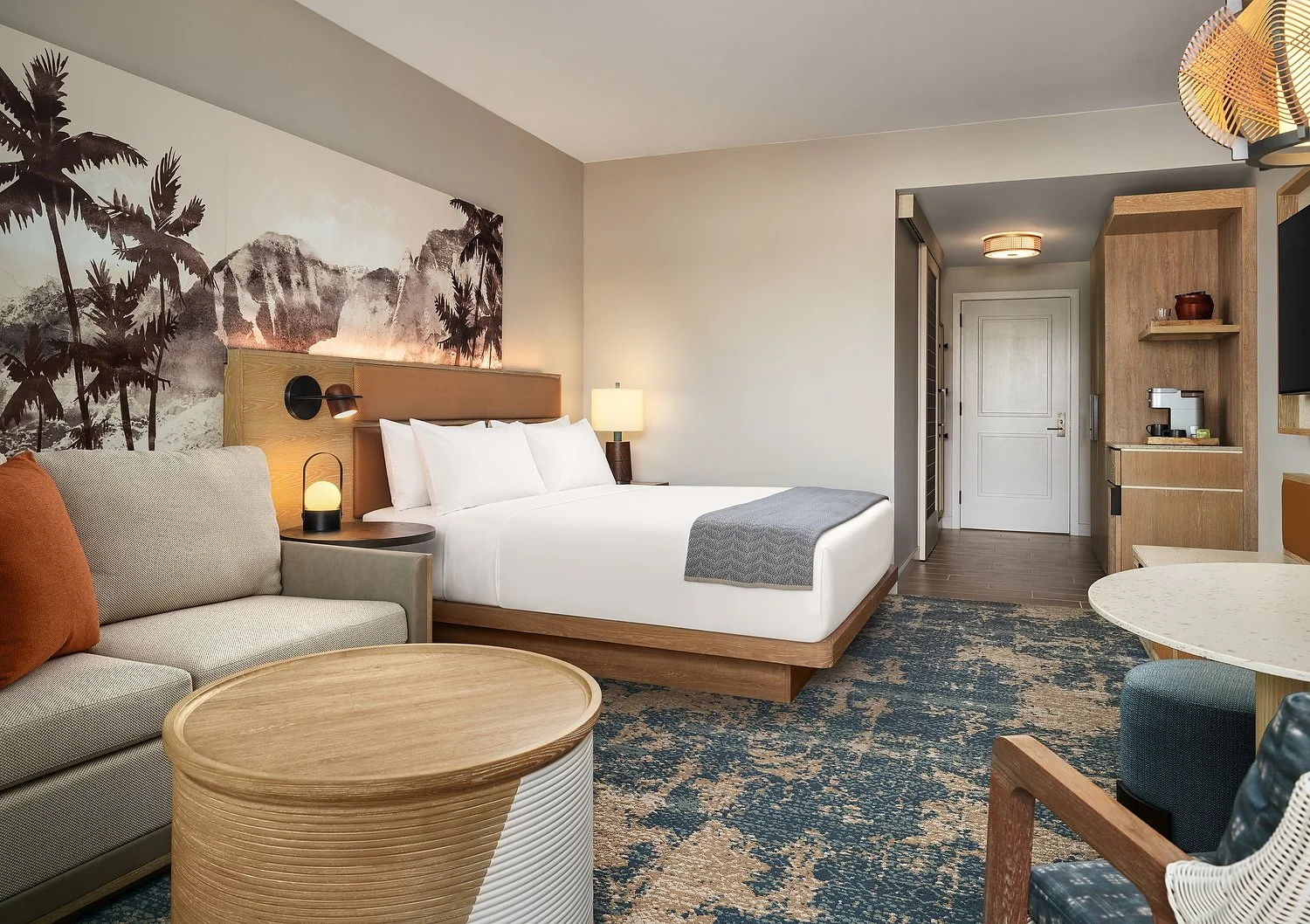KAUAI HILTON - RM 206 KING REVERSE.JPG