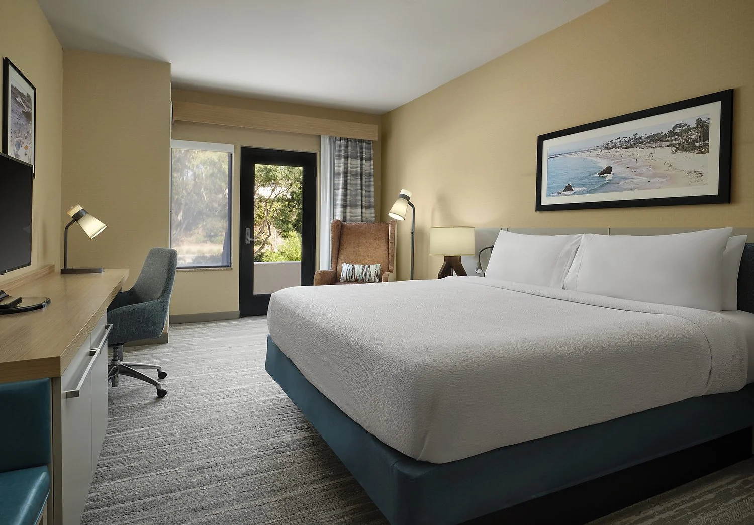 DEL MAR HGI room 220 king w balcony.JPG