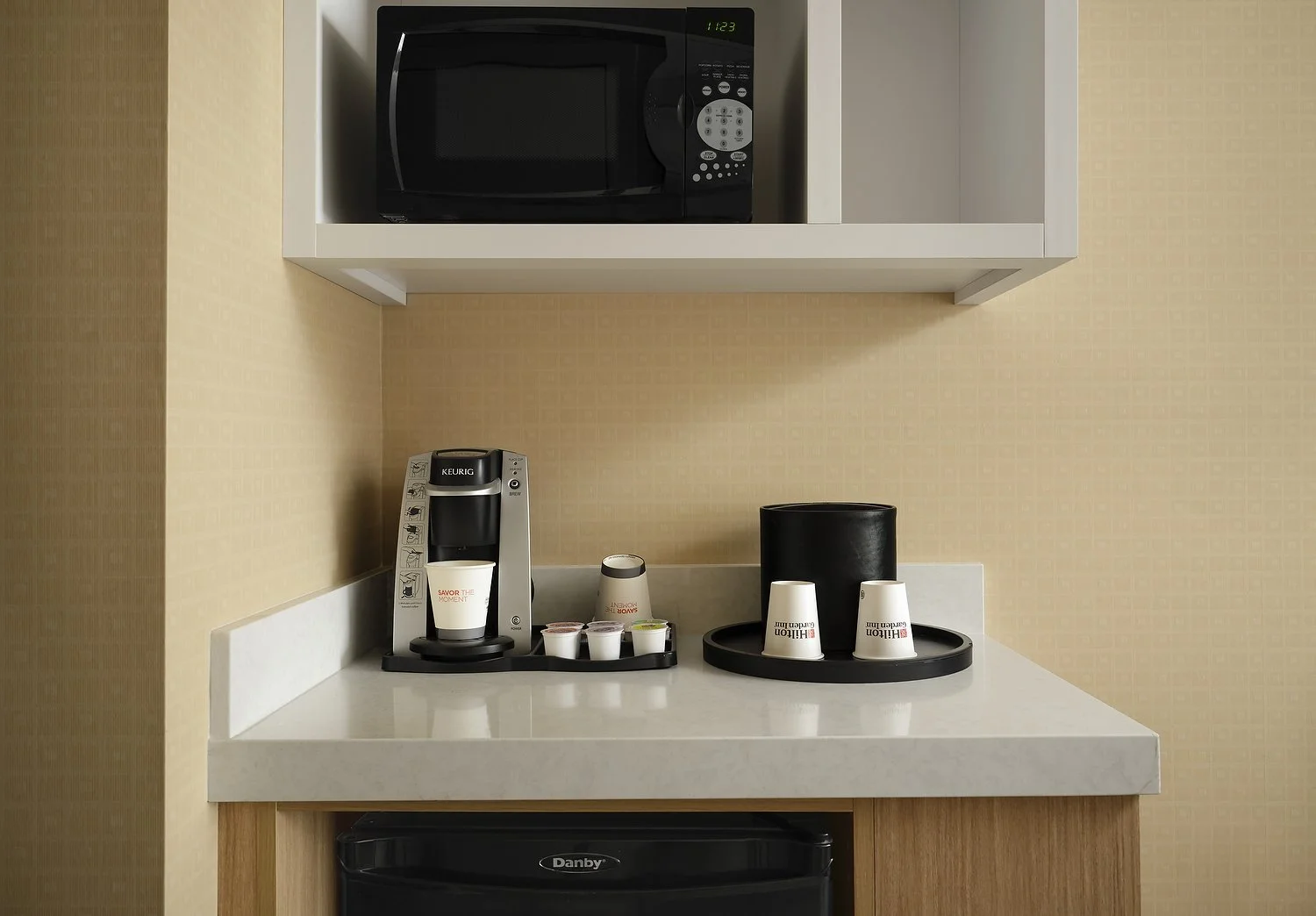 DEL MAR HGI room 321 king amenities.JPG