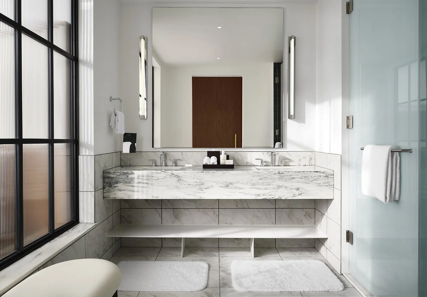 JW_HOUDJ_rm925_Griffin_dbl_queen_bath.JPG