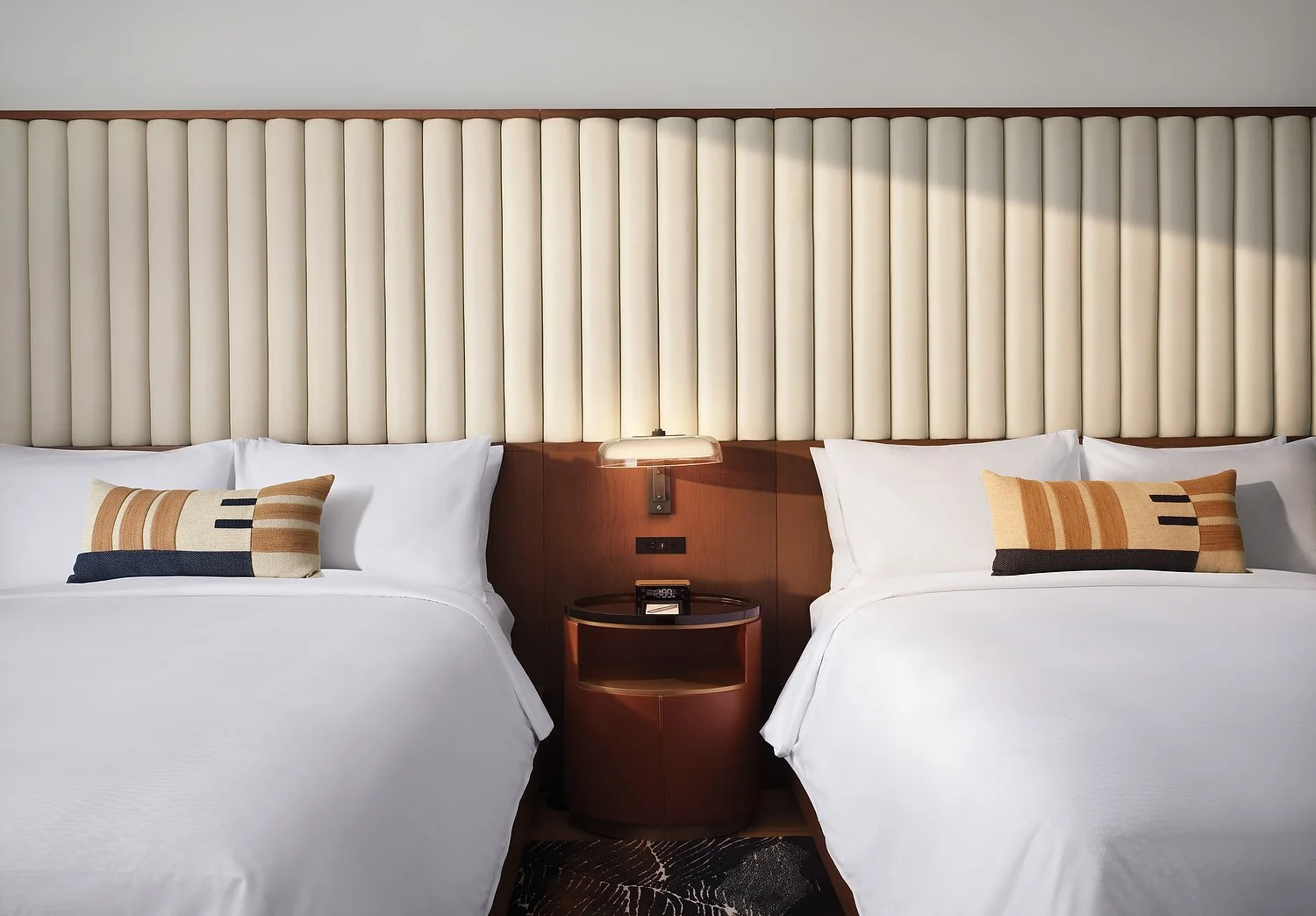 JW_HOUDJ_rm925_Griffin_headboard_queen.JPG