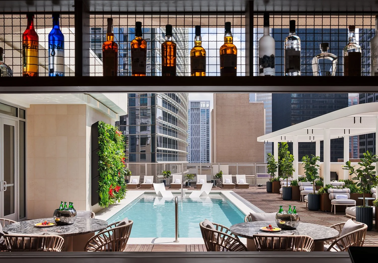 JW_HOUDJ_pool_bar_pool.JPG
