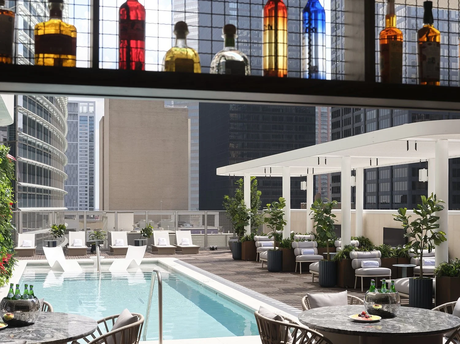 JW_HOUDJ_pool_bar_poolB.JPG