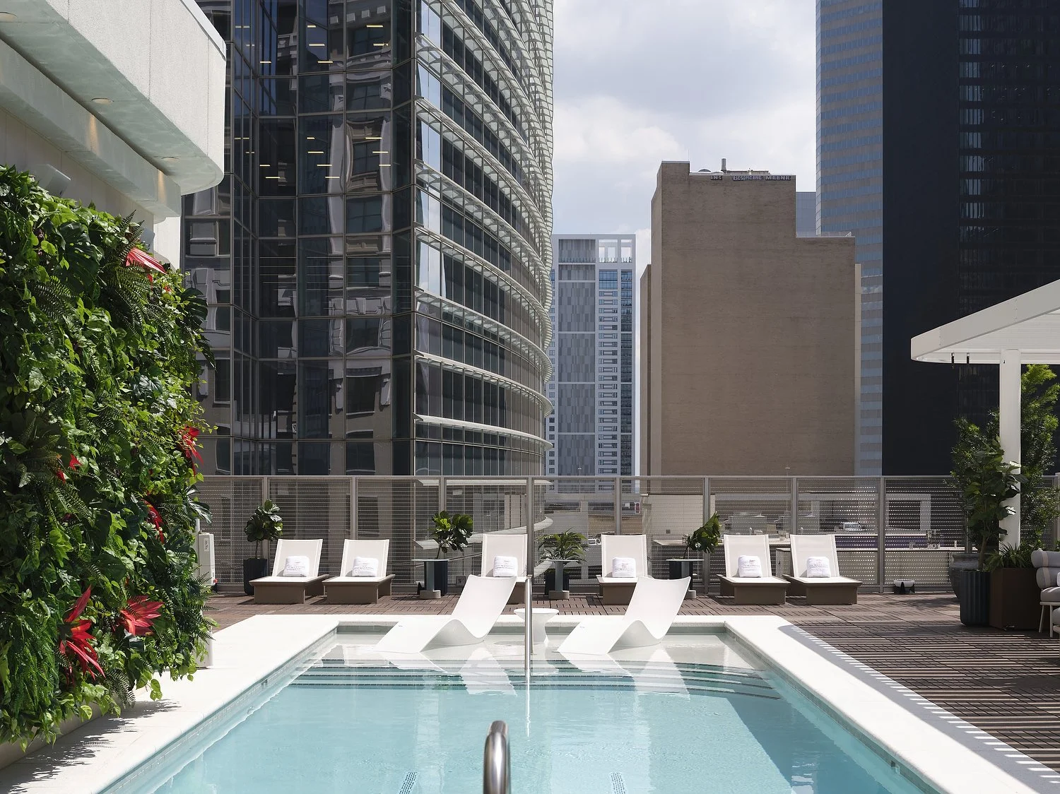 JW_HOUDJ_pool_chairs.JPG