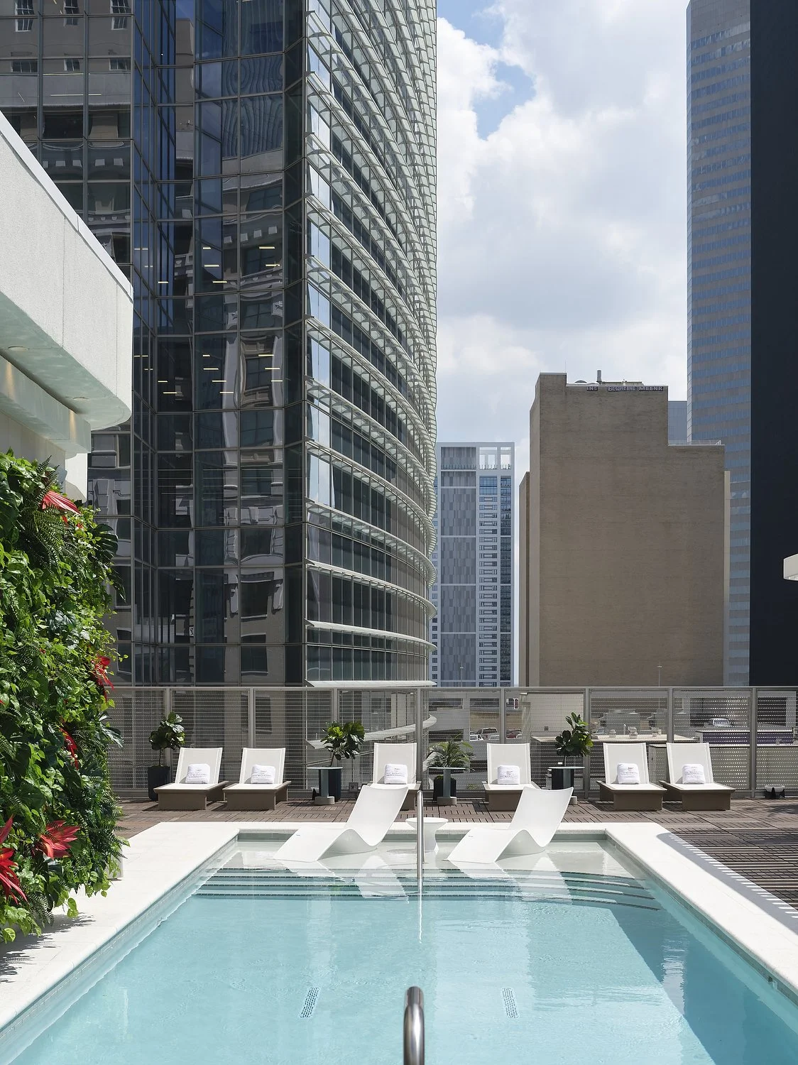 JW_HOUDJ_pool_vertical.JPG