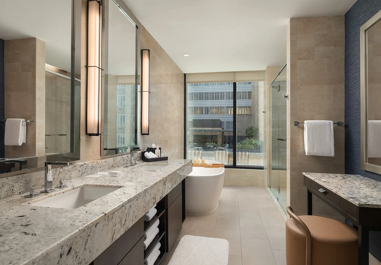 JW_HOUDJ_rm815_exec_ste_bath.JPG