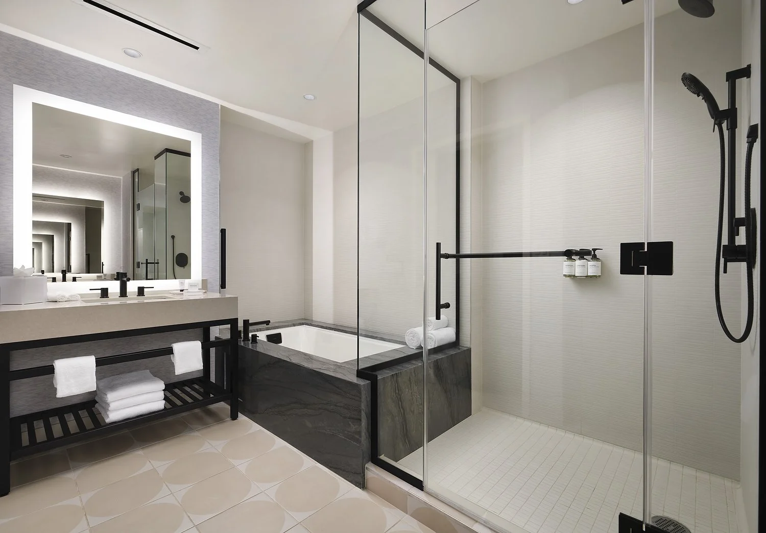 GL_SANGE_rm19099_luxury_suite_bathroom.JPG