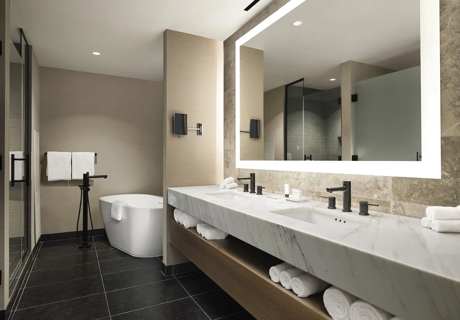 GL_SANGE_rm22013_penthouse_bathroom.JPG