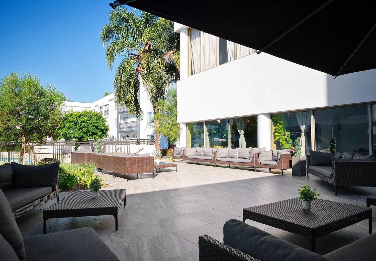 DE_ONTDE_main_patio.JPEG