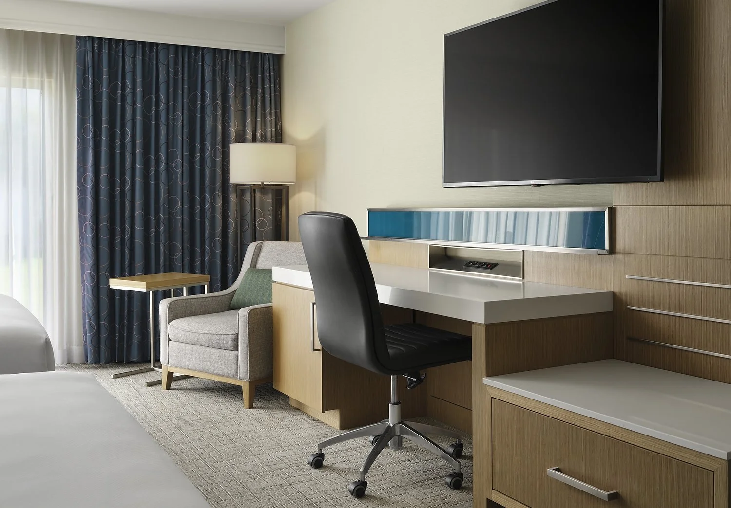 DE_ONTDE_rm1028_tvdesk_area.JPG