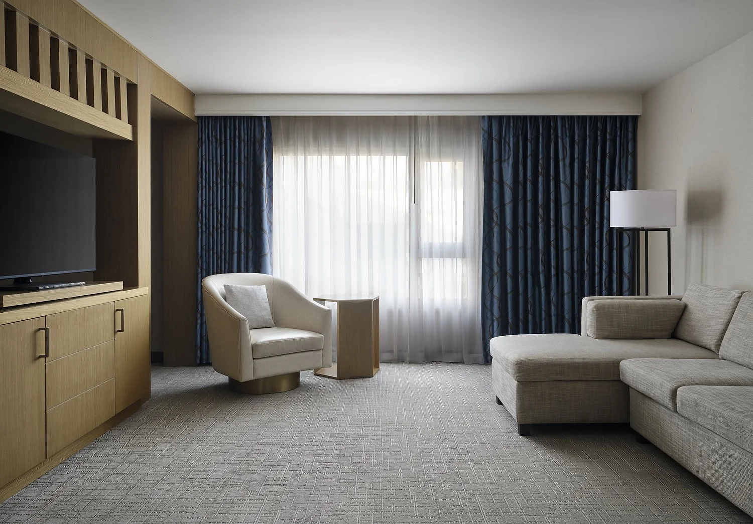 DE_ONTDE_rm3056_junior_suite_living.JPG
