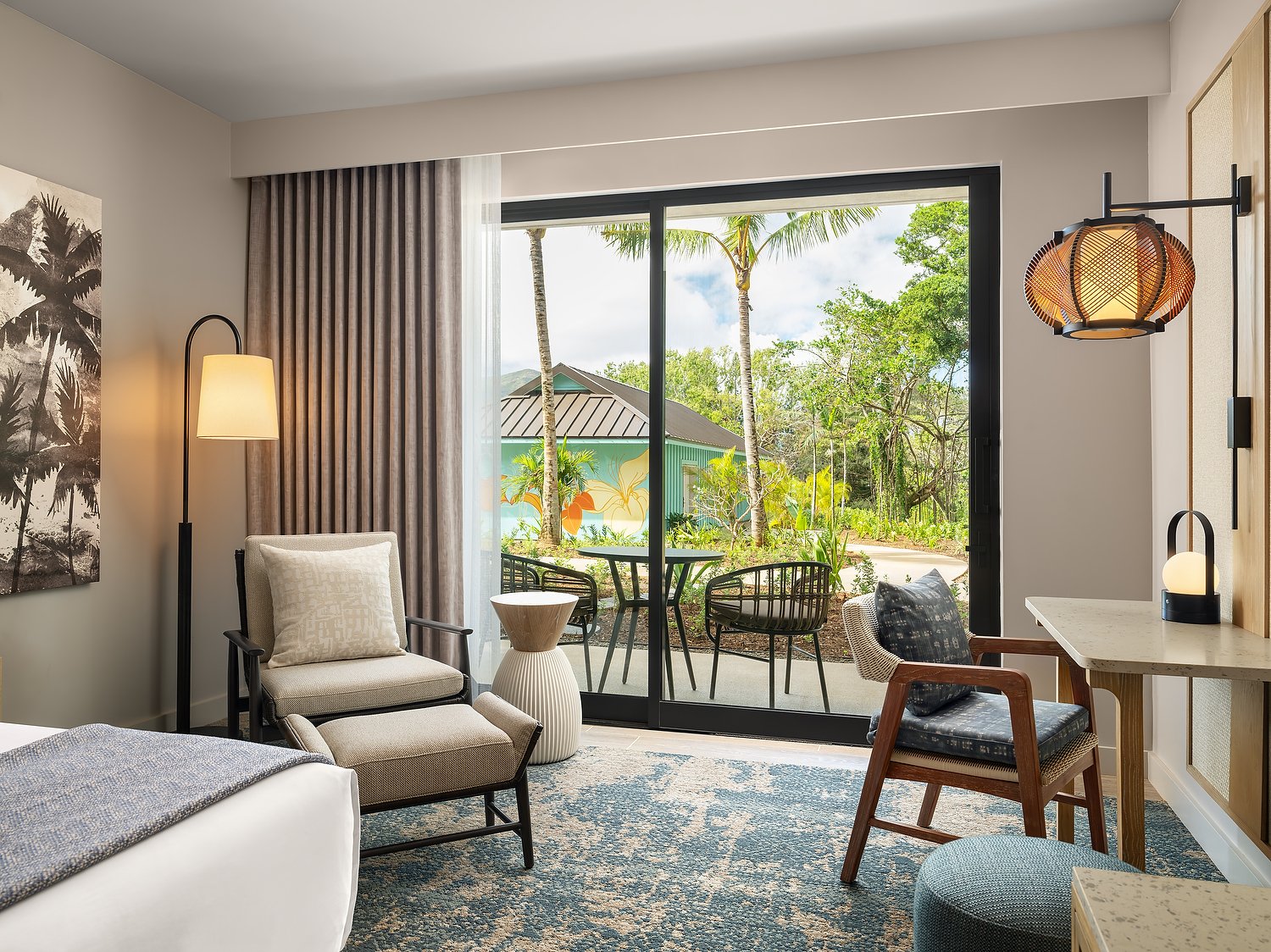 KAUAI HILTON RM 107 ADA KING SITTING AREA.JPG