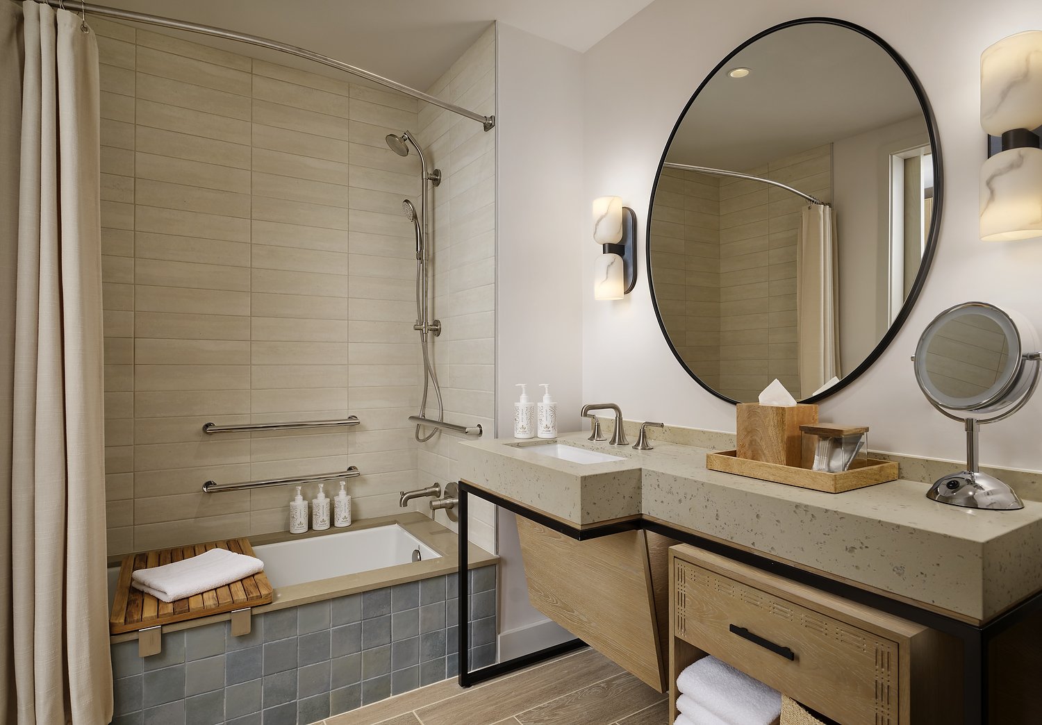 KAUAI HILTON room 339 ADA BATH TUB v2.JPG