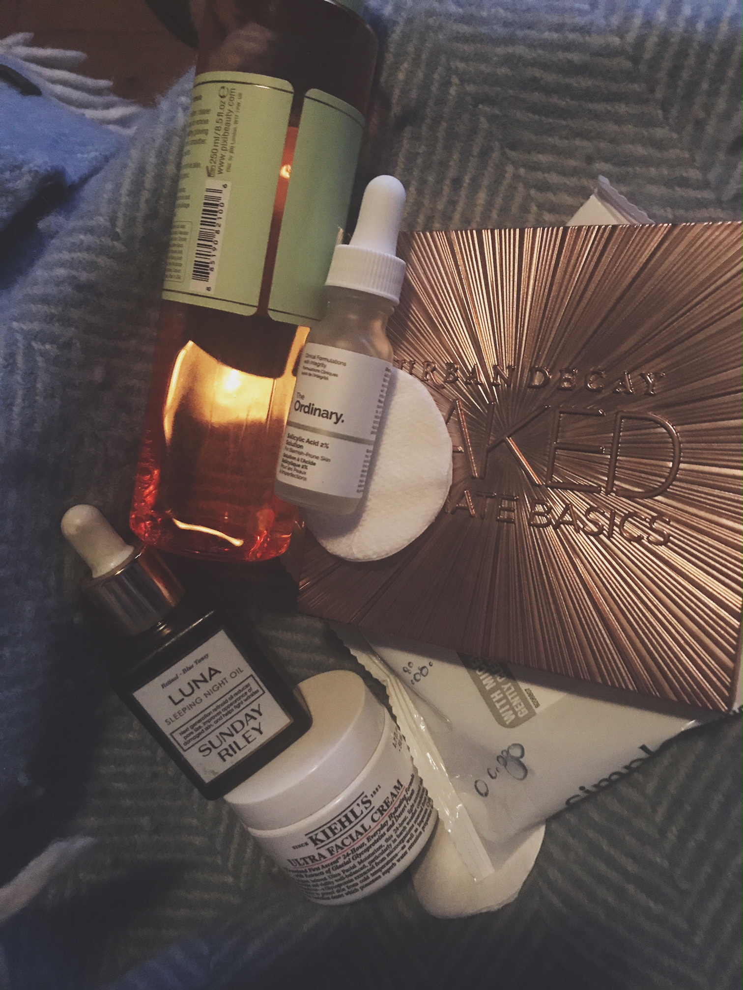 Did my skin care in front of the results; Kiehl's moisturiser (all time fave), pixi glow , Luna on forehead, Salicylic on cheeks.