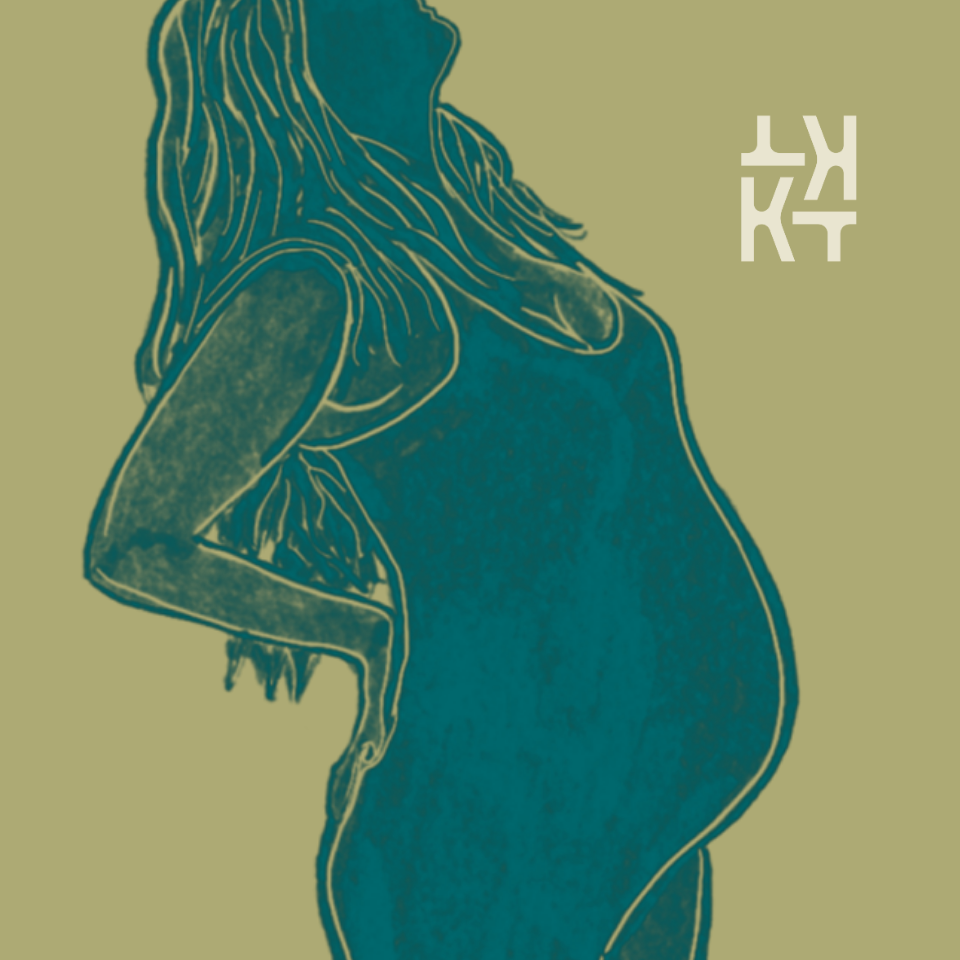 Ilustración artística de una mujer embarazada vista de perfil, con cabello largo y suelto, en tonos azules y verdes, con letras en la esquina superior derecha.