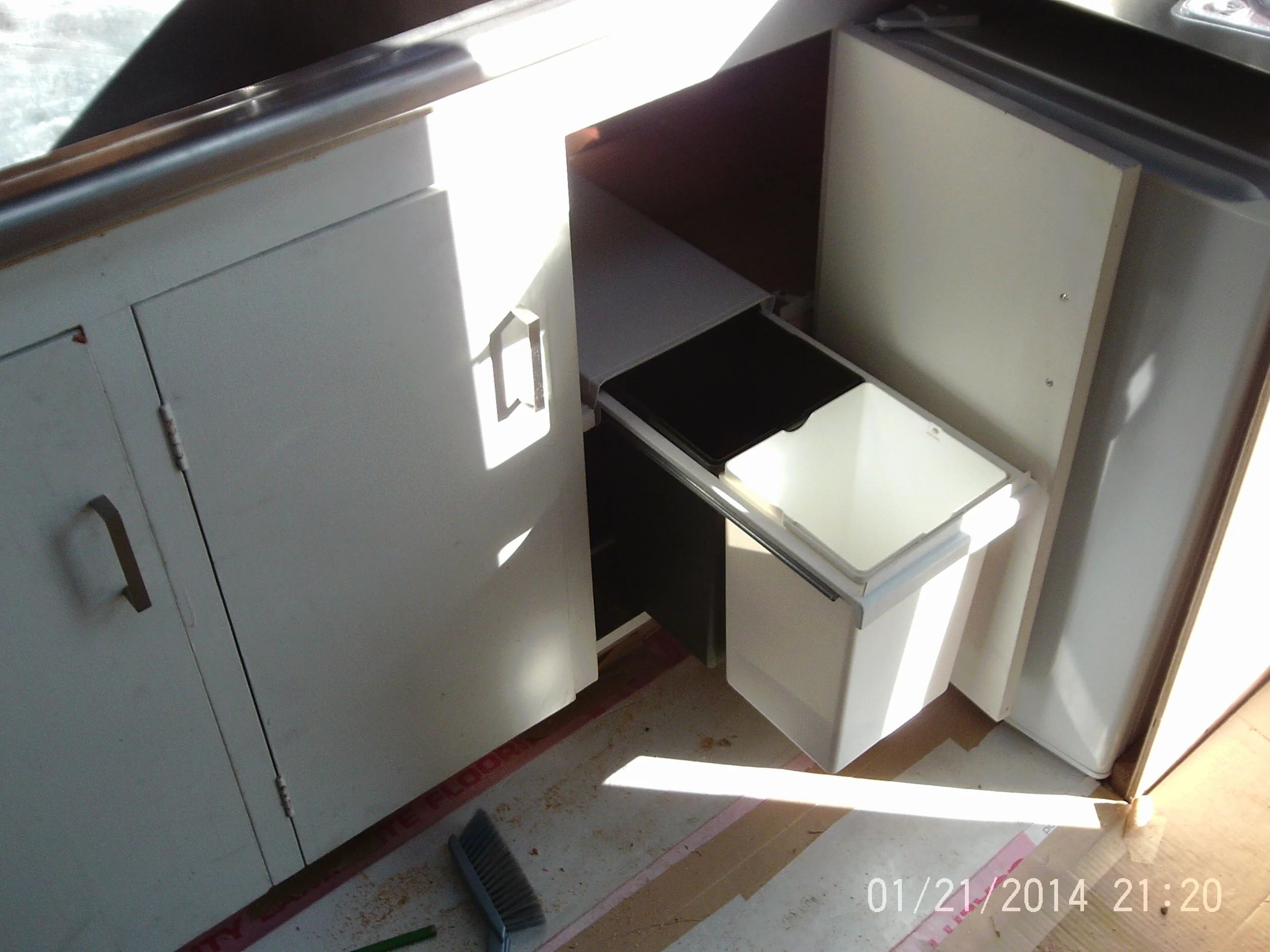 Pull-out rubbish bin