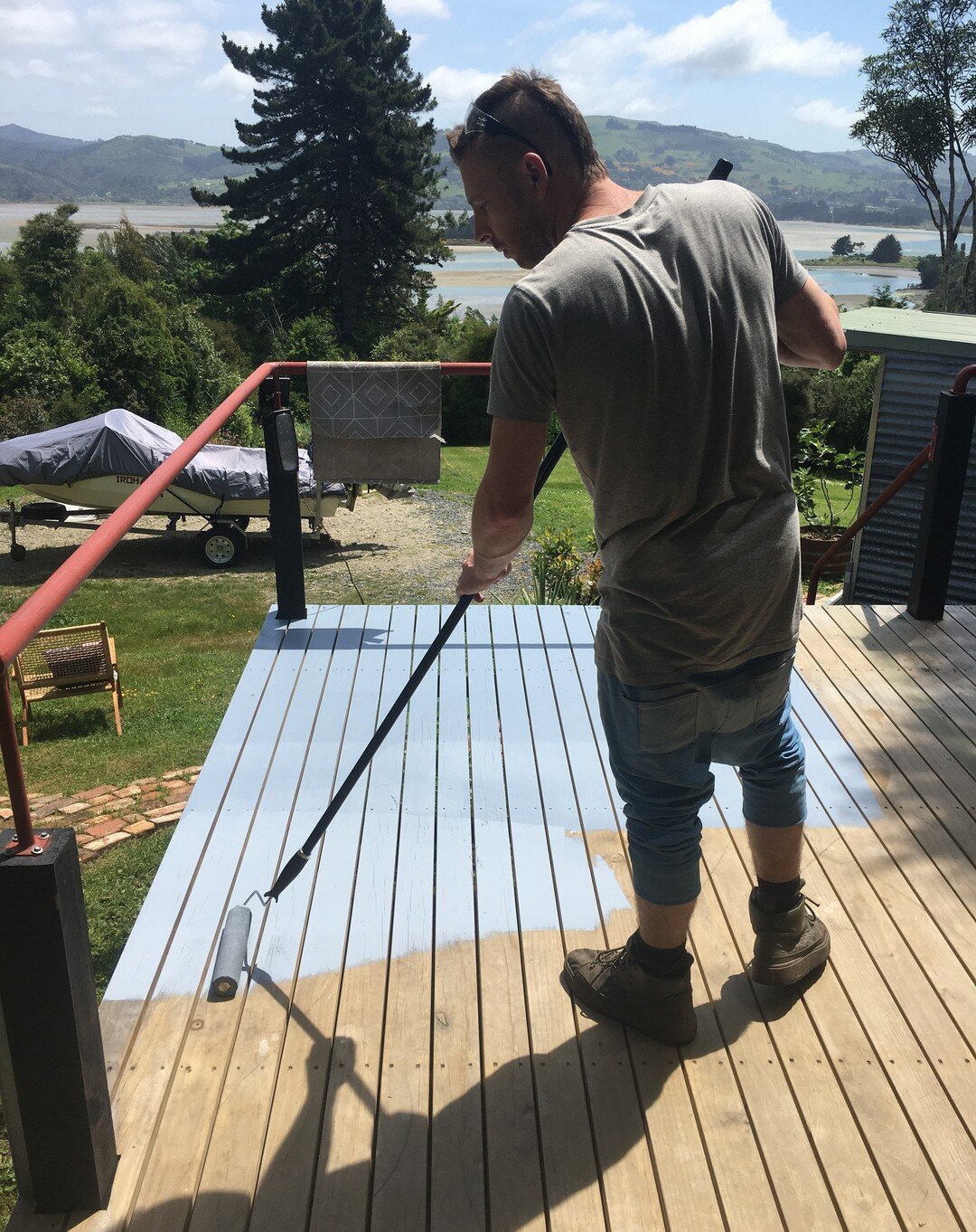 Throwback: May not be new but at least now it's blue! @southislandtinyhouse
.
.
.
.
.
#somethingblue #southislandtinyhouse #airbnb #watati #blueskinbay #carolinablue #paintingadeck #paintroller #nz #newzealand #weekendtask #tinyhousedeck #tinyhouse #