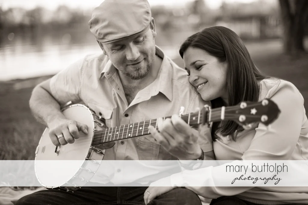 Couple enjoy the sound of the banjo at Skaneateles Engagement