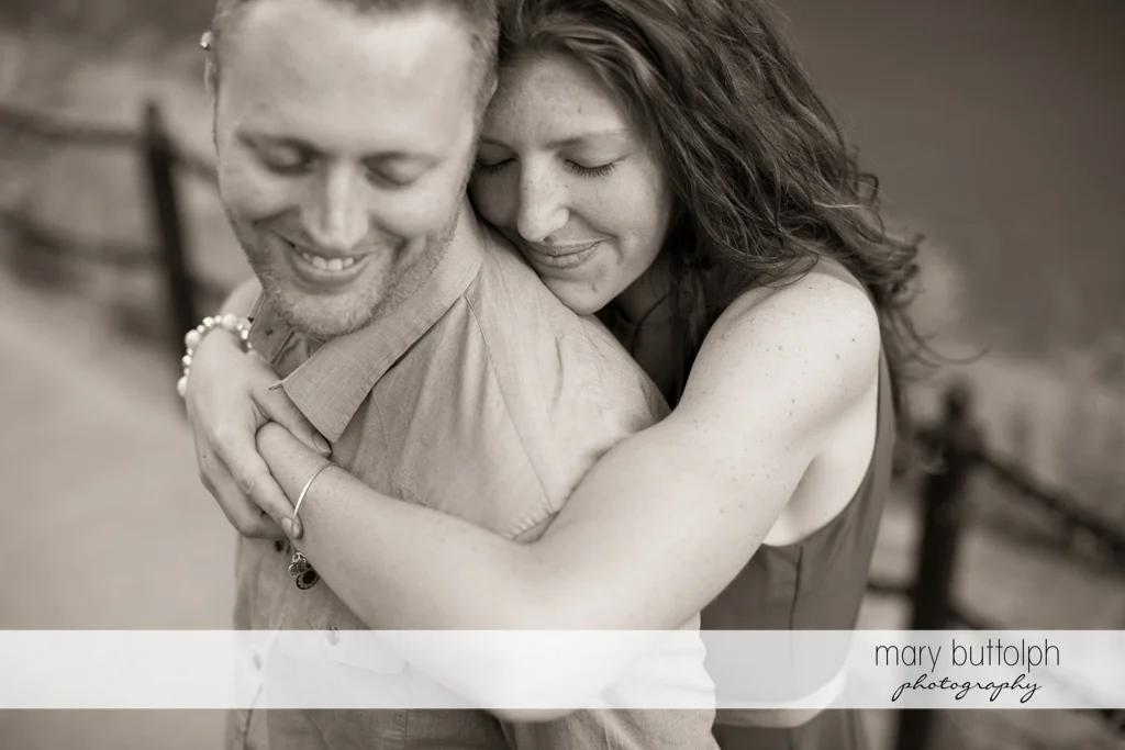 Couple get romantic at Franklin Square Engagement