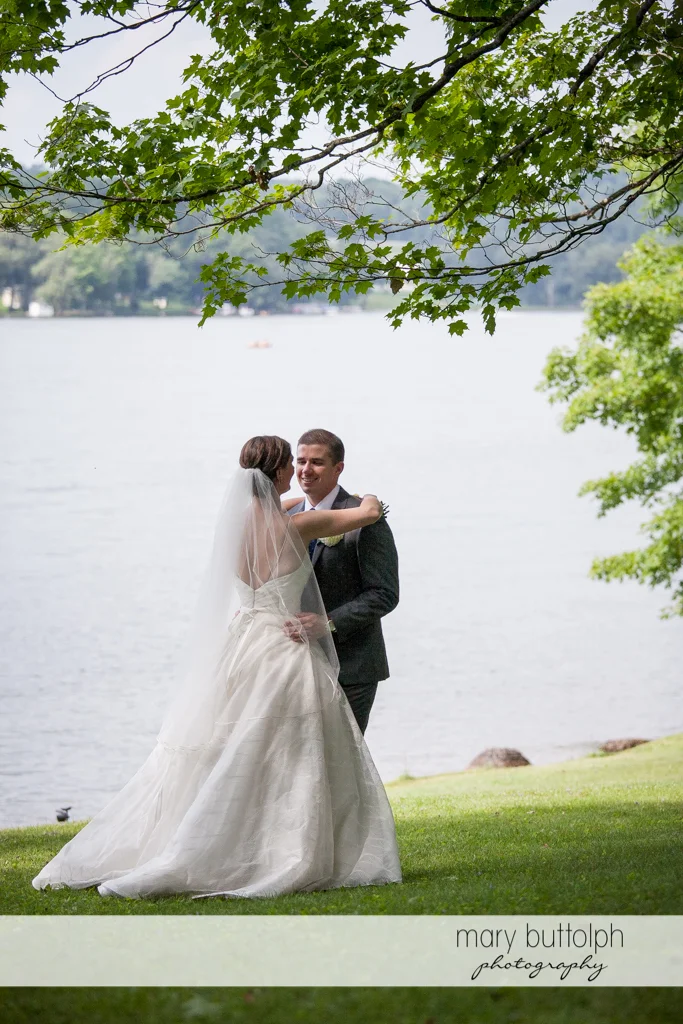 Couple stand by the lake at the Hamilton Inn Wedding
