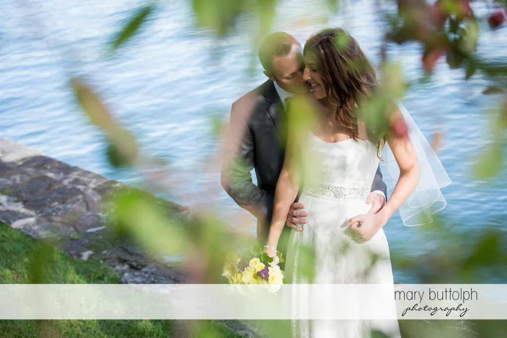 Couple get romantic by the lake at the Sherwood Inn Wedding