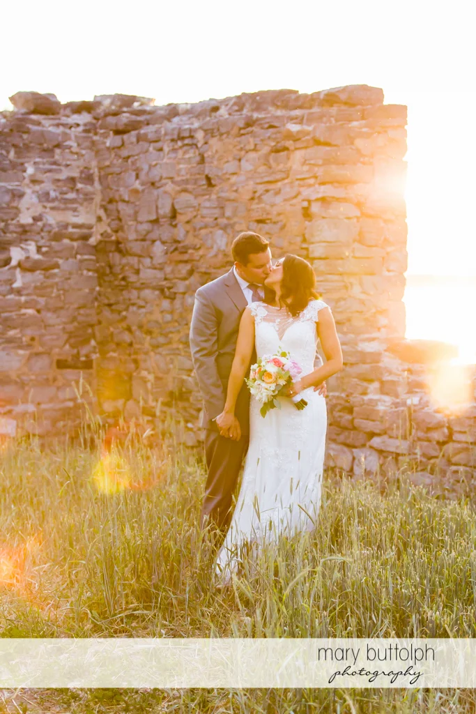 Couple kiss amidst the ruins at the inns of Aurora Wedding