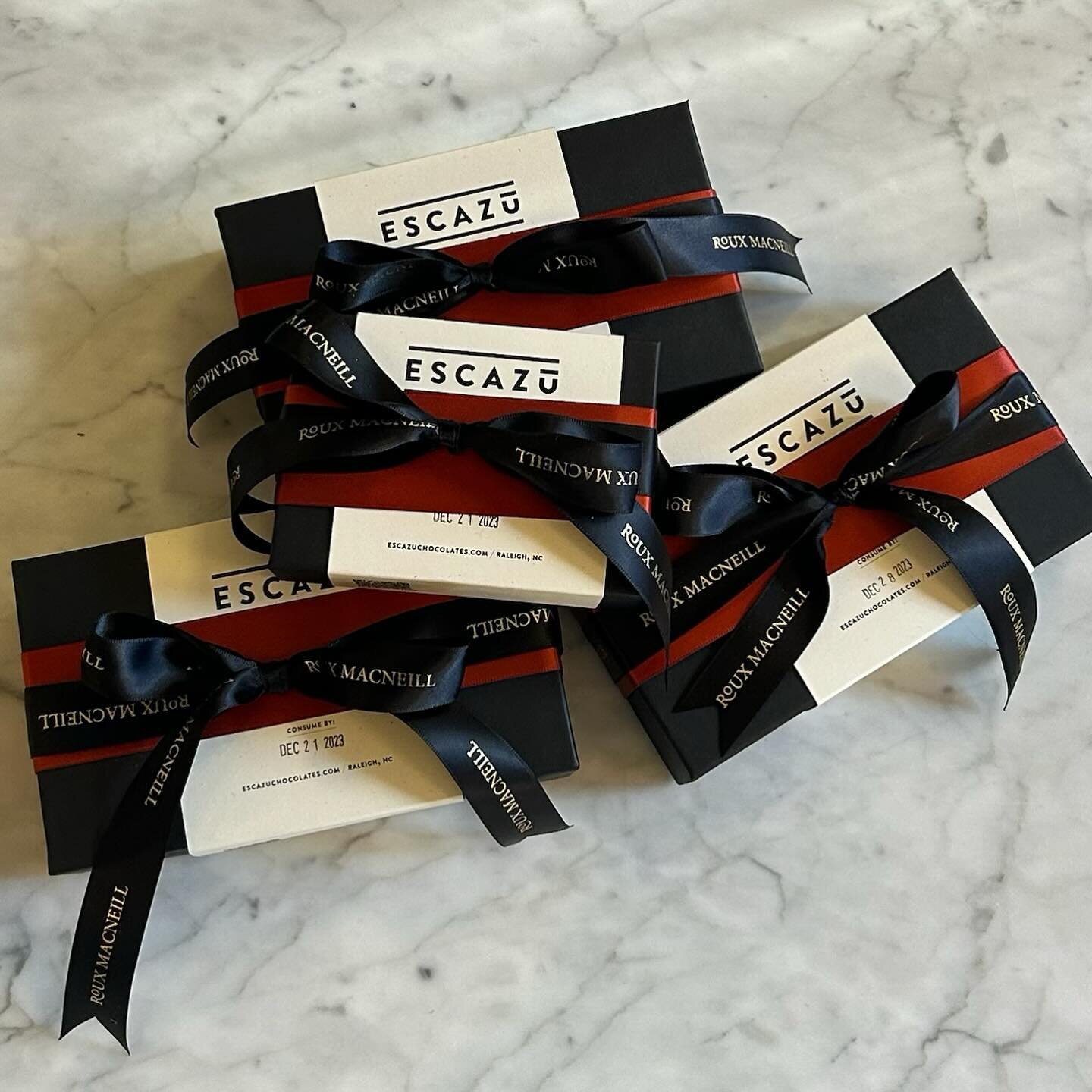 Gifting local and in style with the help of our friends at @escazuchocolates and @westonfarms 🖤 Our new branded ribbon adds a special touch!

#rouxmacstudio #rouxmacneillstudio