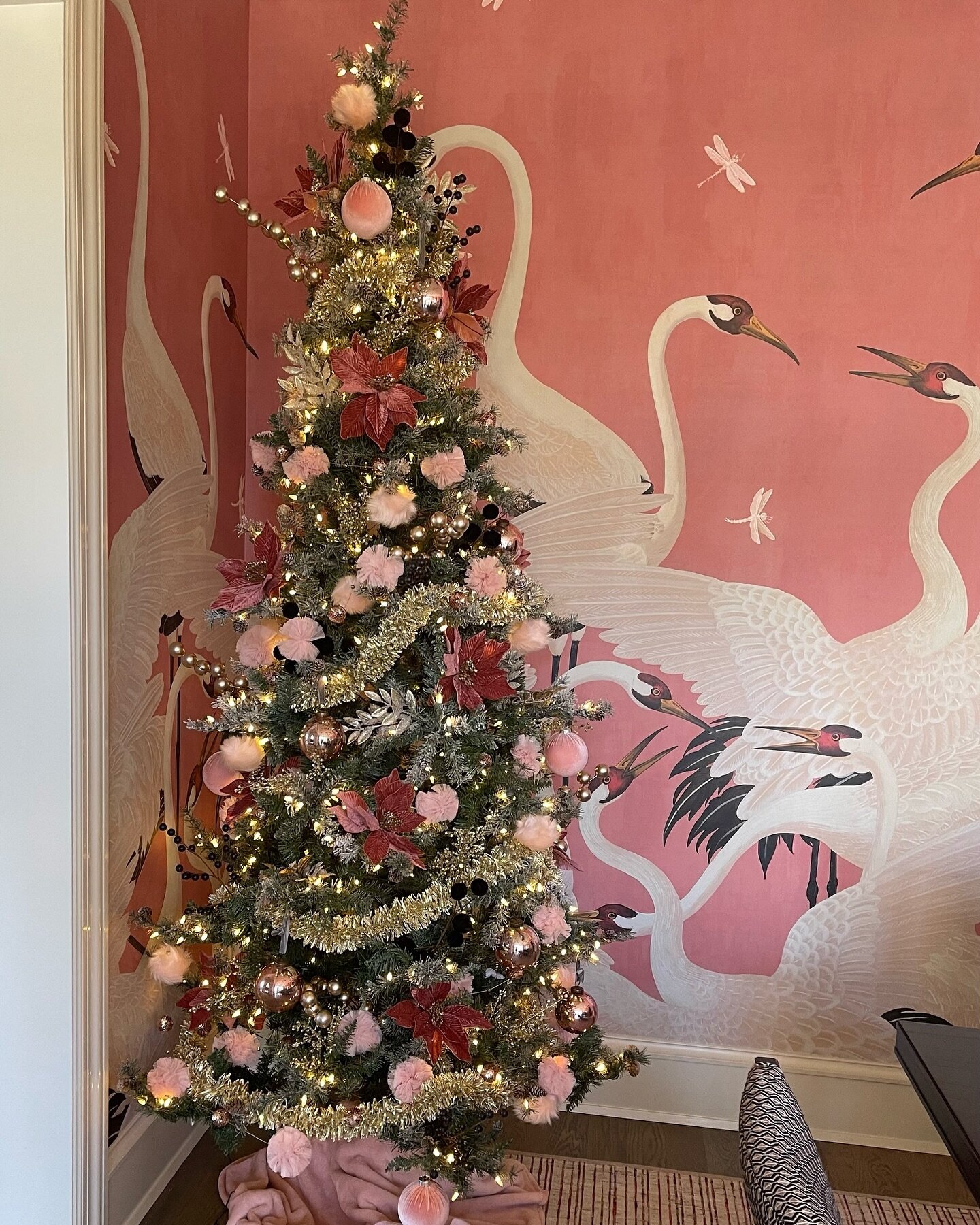 Gucci wallpaper and a matching Christmas tree? Yes please!🎄 Merry Christmas Eve from the Roux MacNeill team! 

#rouxmacstudio #rouxmacneillstudio