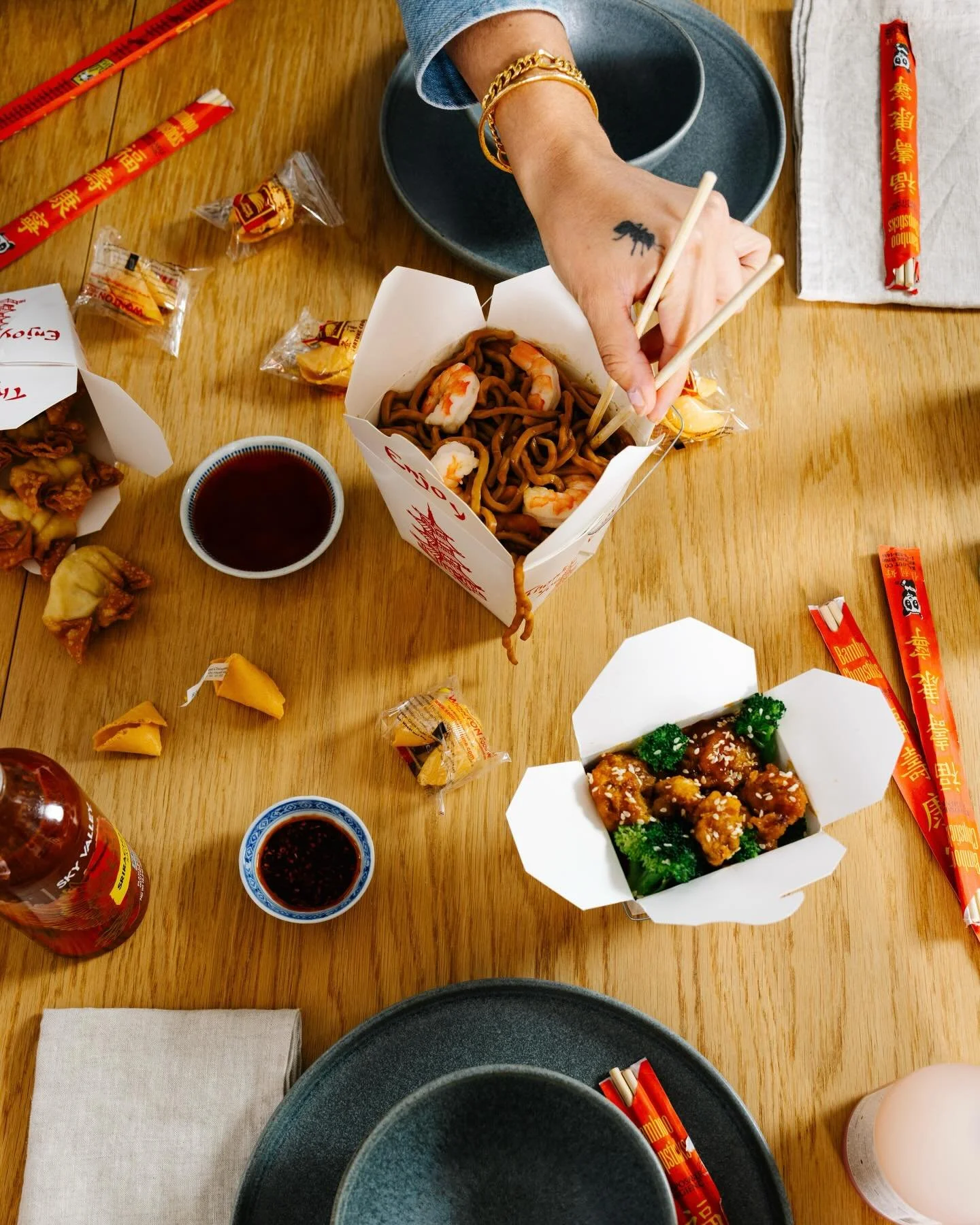 One of our favorite New Year&rsquo;s Eve traditions? A chill night in with Chinese takeout and movies! 🥡🥢🥠

Photo: @annarouth 
Food styling: @helloremibird 

#rouxmacneillstudio #newyearseve #midmod #midcenturydesign #ncdesigner