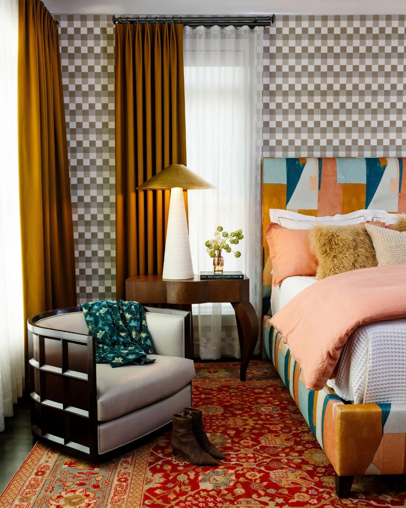 Did you catch @waltermagazine&rsquo;s feature of our Cabinet of Curiosities project in last month&rsquo;s issue? 😍 We&rsquo;ll be revisiting some of our favorite moments and details from this new-construction townhouse throughout March! 

In the pri