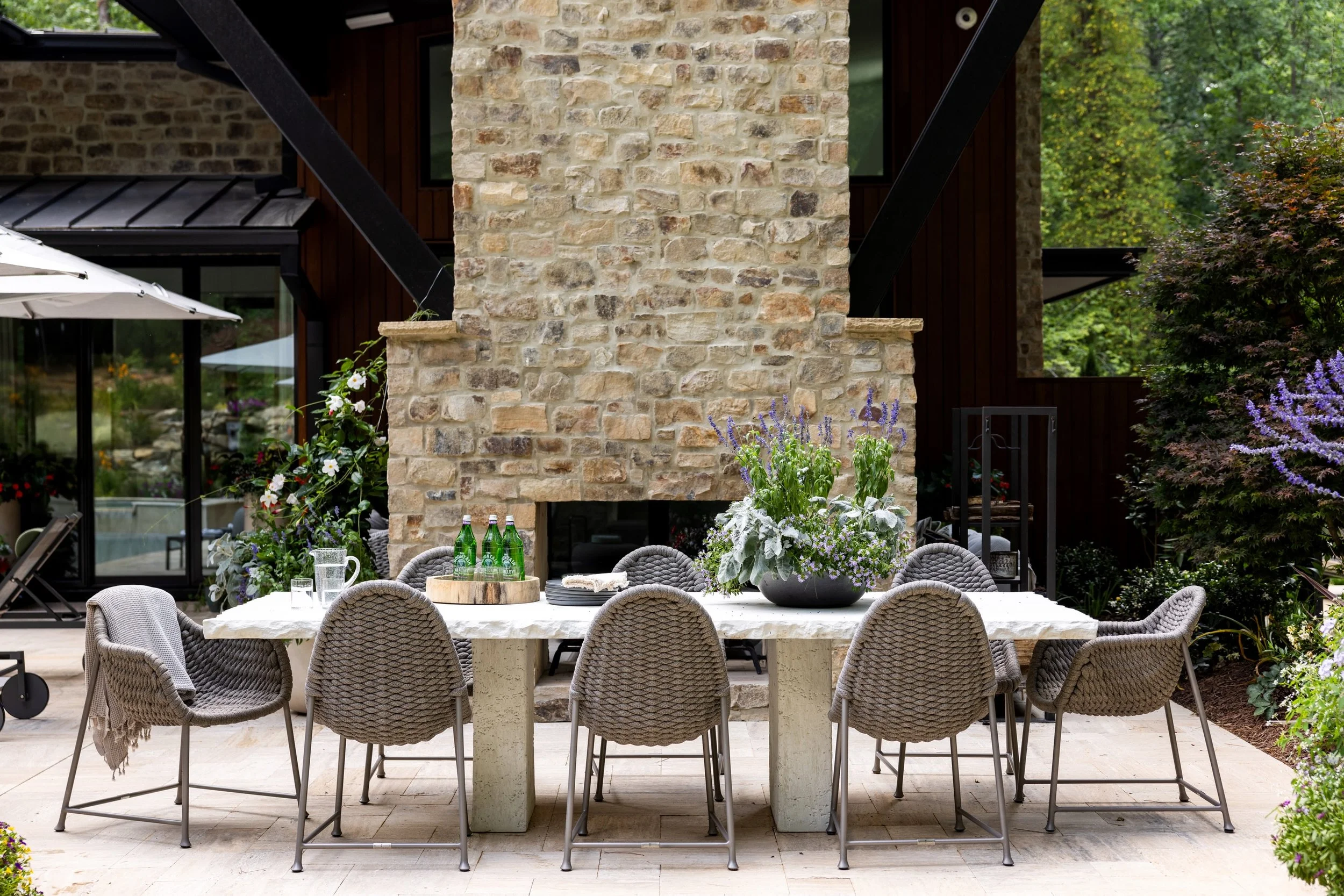 Dining al fresco, the Roux Mac way ☀️ 🍉🍦 The weather is fabulous, the grill is on, and your loved ones are finally sat around the outdoor table. We design every project, inside and out, for the way you actually live in your home &mdash; and that me