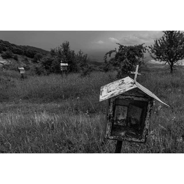 Roadside memorials line the sides of the road in #Greece where drivers have lost their lives.

The memorials are a common sight across the country, with some families spending considerable amounts of money on walk-in shrines.

#EU #Europe #photograph