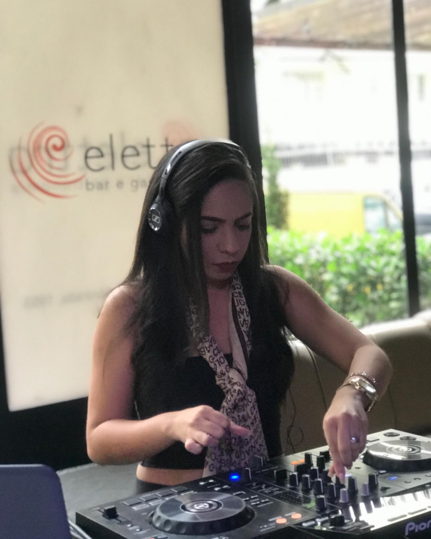 Today at @elettrabar, our golden girl made a warm up for the new sensation of the night in S&atilde;o Paulo. With a refined set inspired by the sets she usually plays in Europe, Carol also played her own songs. Follow her now on Spotify - Access Code