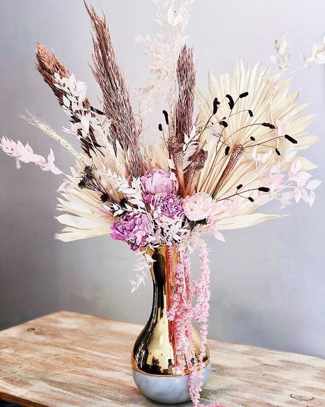 have a vase you love? we can create custom arrangements for it! here is one in dried flowers for one of our customers. 🌾🌸💖